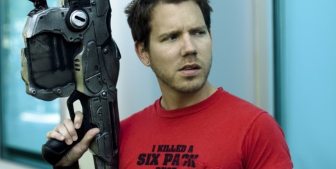 Dopo il soldato e i giocatori di basket giganti, una calamità distrugge una città