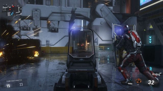 L'HUD, in single limitato a un ologramma sull'arma, è invece ben distribuito e non invadente in modalità multiplayer
